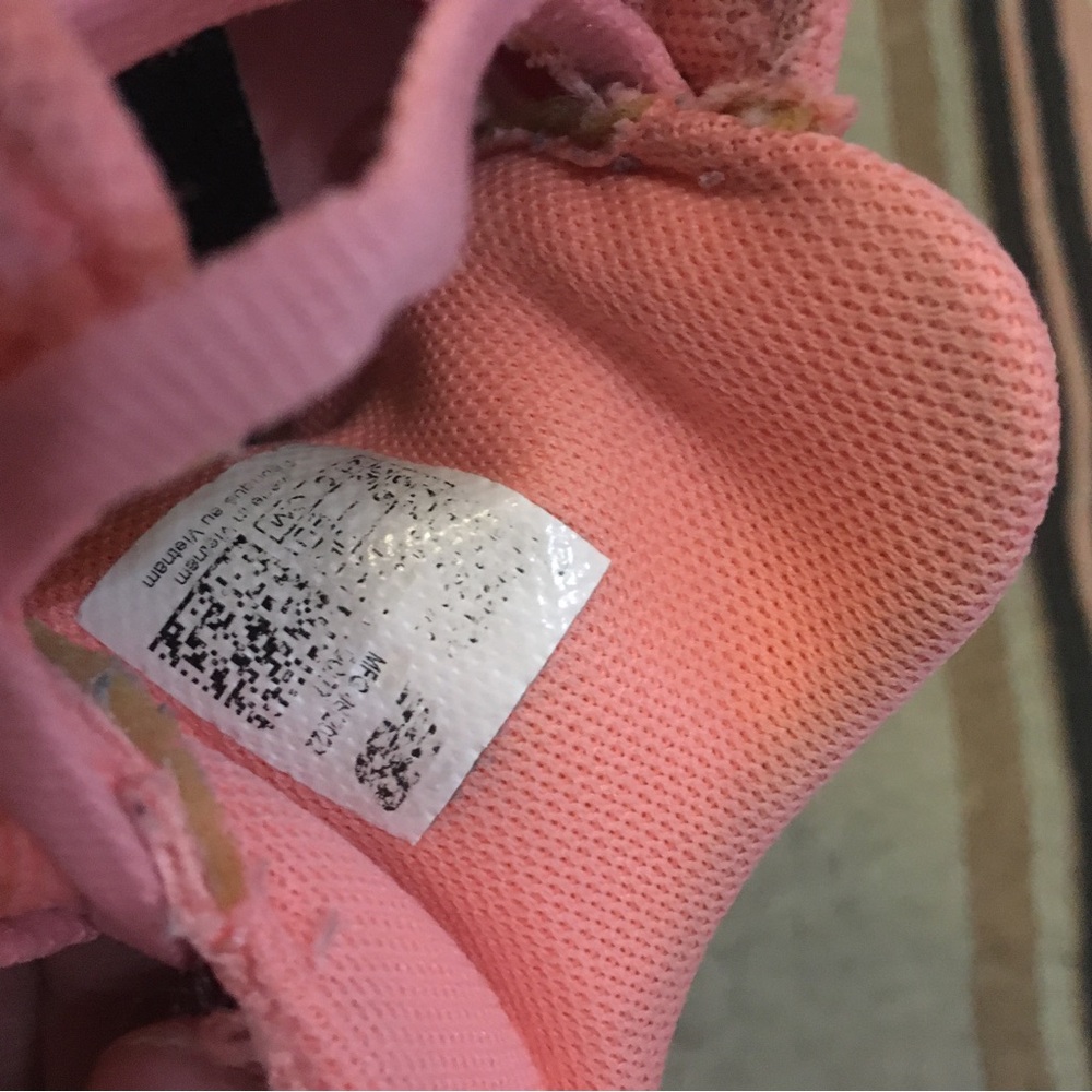 New Balance women’s 7.5 Fresh Foam 1080 Pink & White NB sneakers athletic GUC - Picture 10 of 12